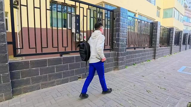 大哥下班路上打双截棍解乏