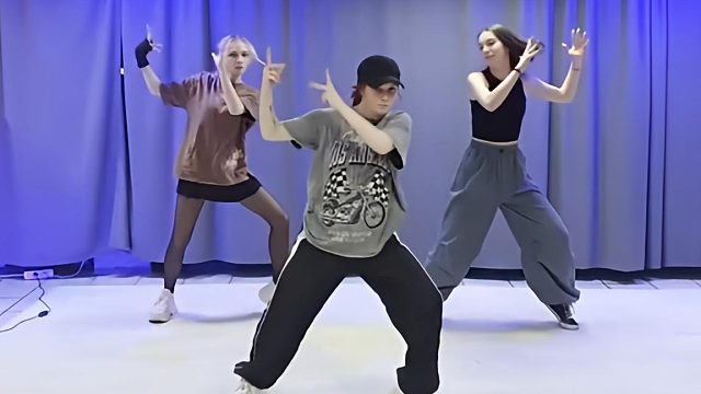 俄罗斯姑娘才艺表演24.03.02_三人舞03