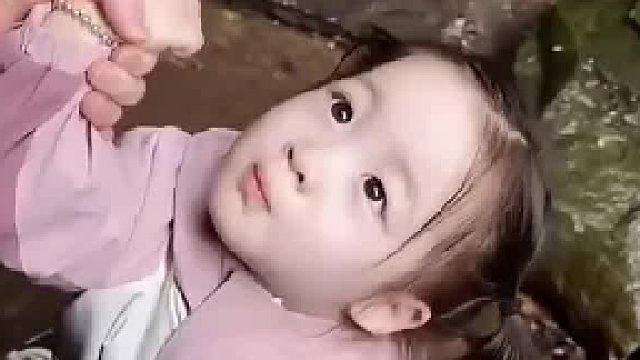 爸爸带女儿去爬山，一路上都在吓爸爸，网友：我朋友叫马超 你有什么事吗？