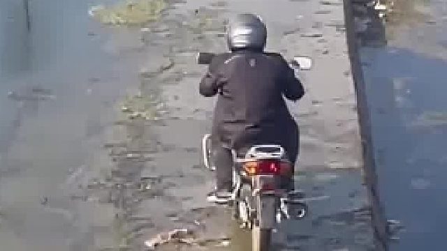 大哥骑摩托车过河的视频