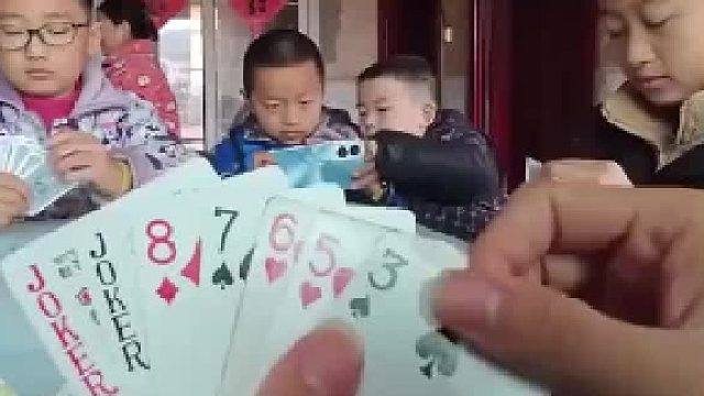 寒假缺钱想赢牌，出老千坑弟别感冒