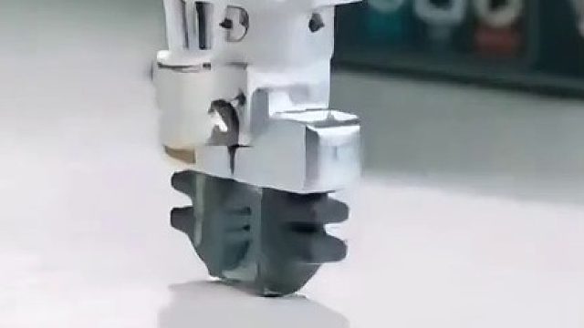 机器人抓取烟灰，这个力度和控制简直太准确了