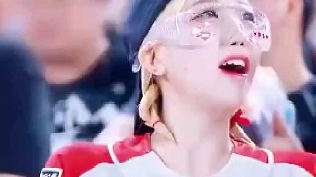 看比赛时突如其来的惊险动作，让我忍不住喝口水！