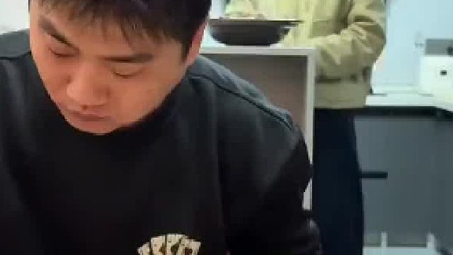 女子上菜时嫌砂锅太烫，老公表示这能有多热！