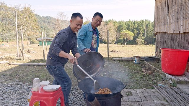 厨师长刷到兄弟“爆米花”视频直摇头，连夜赶去江西现场教学