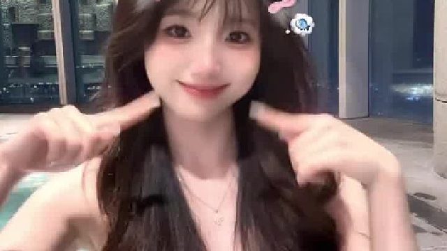 泳池波光，不及我眼里的光