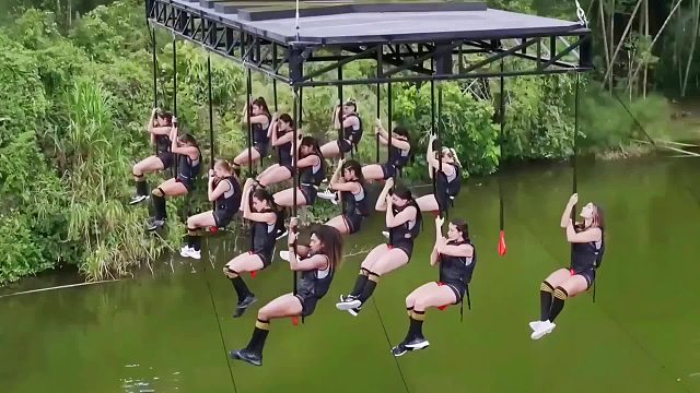 15位姑娘化身人形树懒，悬挂在二十米高空，坚持最久奖金5万