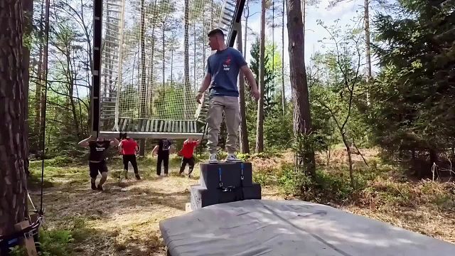 600磅重的蹦床变身巨型球拍，小伙肉身测试，看看能拍飞多远