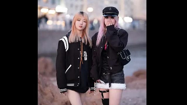 海边遇到两位穿搭非常好看的女生