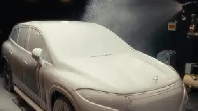 清洗一辆电动迈巴赫？