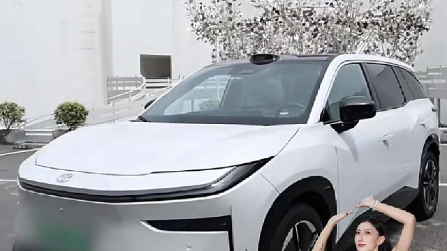 老司机都望而却步，它一把就停进去了？