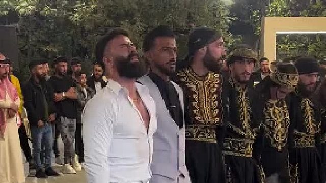 阿拉伯婚礼上，演员在跳传统舞蹈