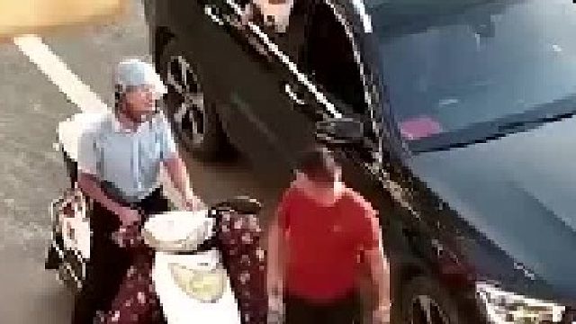 奔驰豪横遇克星，踢到铁板反被教做人