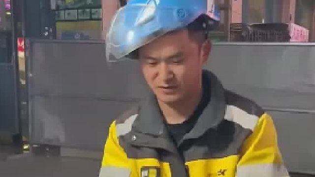 饿了么的帽子，美团的上衣，颠勺的骑手，主打一个不务正业