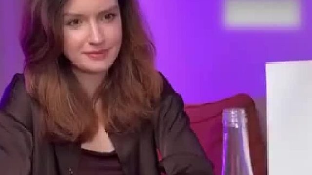 魔术师表演瓶子消失术，背后原理居然这么简单，网友：瓶子掉下去怎么没声音？