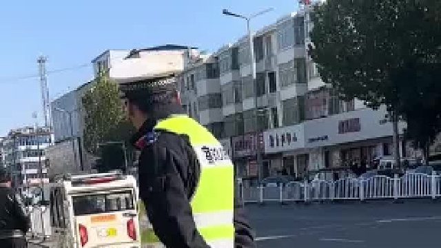 女子被交警拦下后，女子：他突然不让我走了