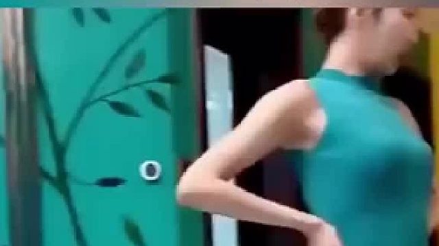 媳妇新买的裙子挺漂亮，看到正面老公笑了，啥时候练出的“腹肌”