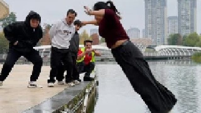 一家人跳远，爸爸居然会玩轻功水上漂？