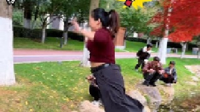 一家三口过水沟，爸爸居然会在空中旋转，结局万万没想到啊。！