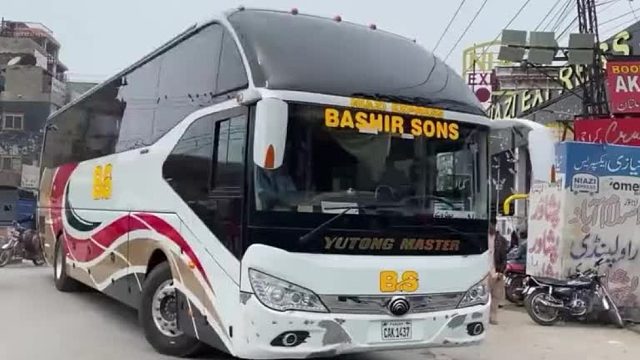 巴基斯坦师傅手搓大巴车