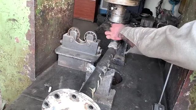 修复弯曲变形的卡车半轴