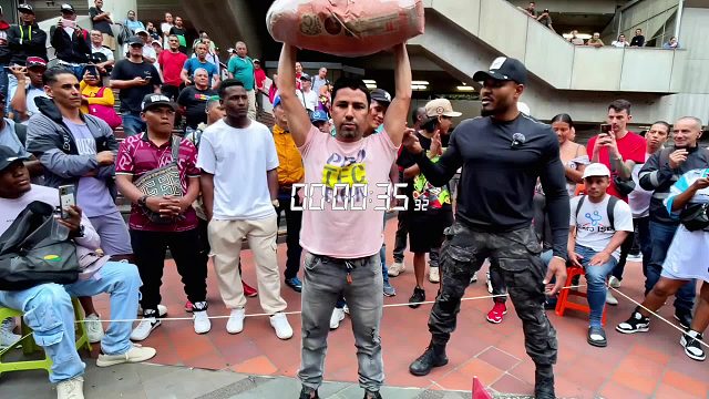 街头举水泥挑战，谁能举起时间最久，就能赢得200美刀的大奖