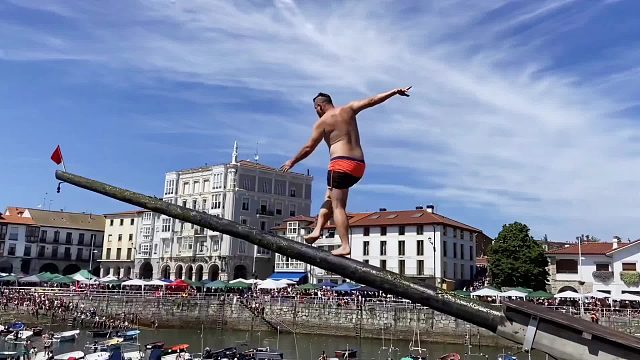 当独木桥变身人间大炮，这帮狠人竟要，肉身硬刚魔鬼赛道