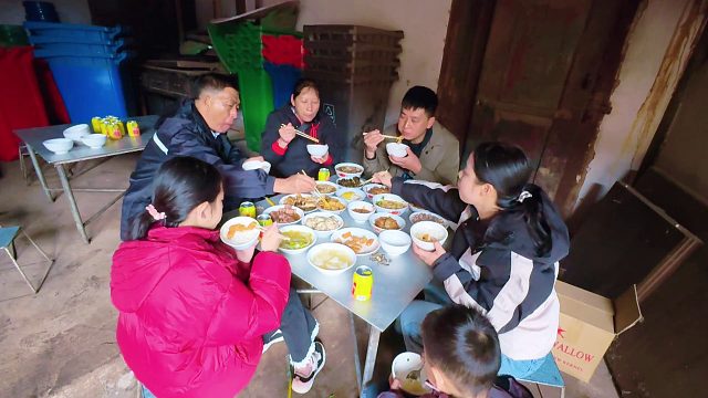 公公婆婆打工回来，全家人去吃酒席，大口吃肉真过瘾