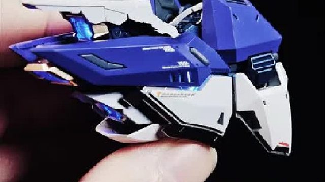 利用模型本身的结构，将天幕的肩甲改造出爆甲灯效，天幕爱因塔加灯教程