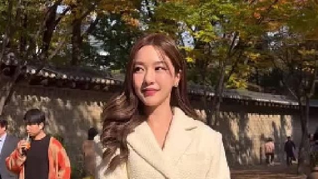 活在自己的热爱里，而不是别人的眼光里。