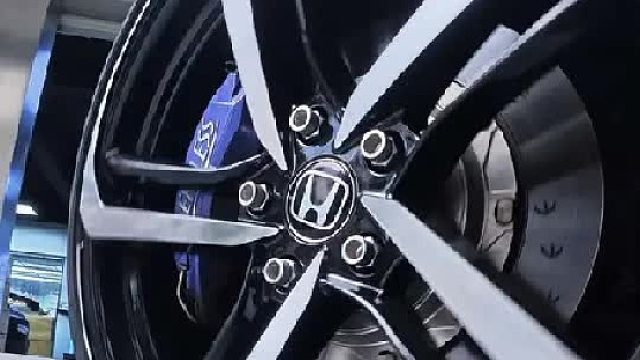 安装了刀锋轮毂的雅阁集合