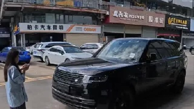 第一视角沉浸式体验路虎揽胜更换轮圈刹车
