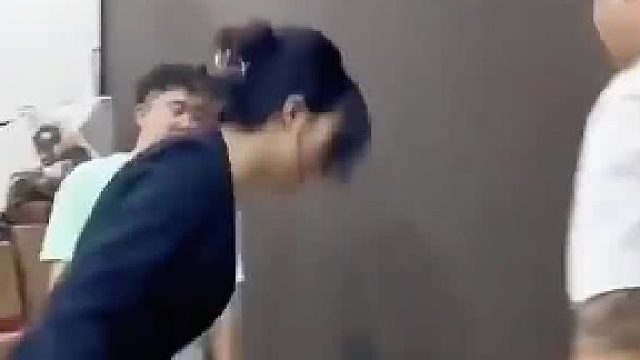 搬凳子也有大学问？礼仪达人揭秘实用技巧！