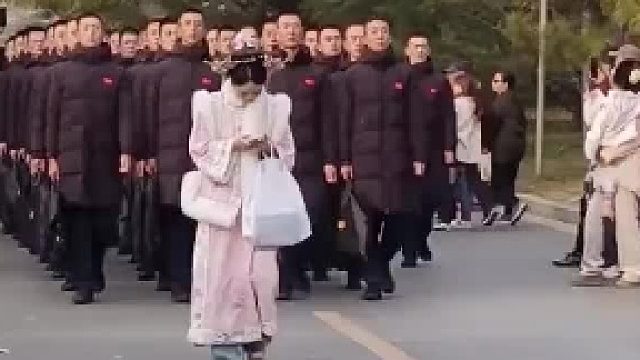 小姐姐低头看手机愣是没看到