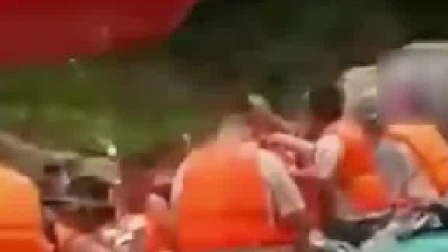 女子漂流时刚舀好一瓢水，准备袭击对面船队，看清阵容后立马认怂