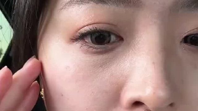 女子用手提拉自己皮肤 前后区别肉眼可见 女子：二十跟三十的区别