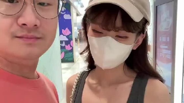 普信男，谈了一个漂漂亮亮身材好的女朋友，可开心了