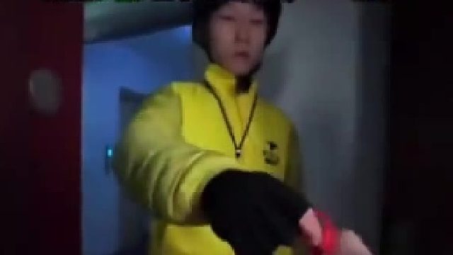 女子让外卖小哥帮忙带可乐 让他自己也带了一瓶 没想到……