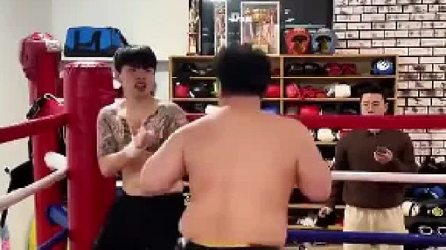 纹身再凶也没用！混混直播挑战职业拳手，被教育到怀疑人生！