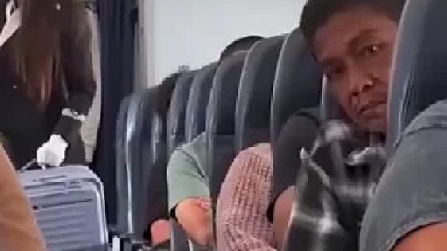 小伙在国际航班上看到的一幕