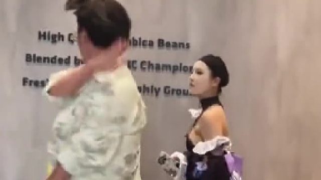 宅男搭讪被拒恼羞成怒，怒摔对方COS道具，显眼包越有人越得瑟