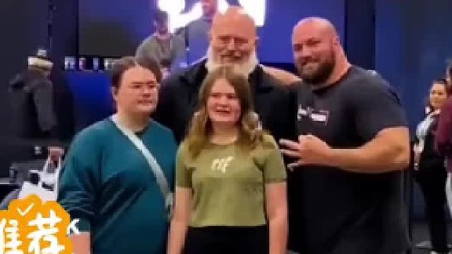 拄拐那个也撞，有点过份啊