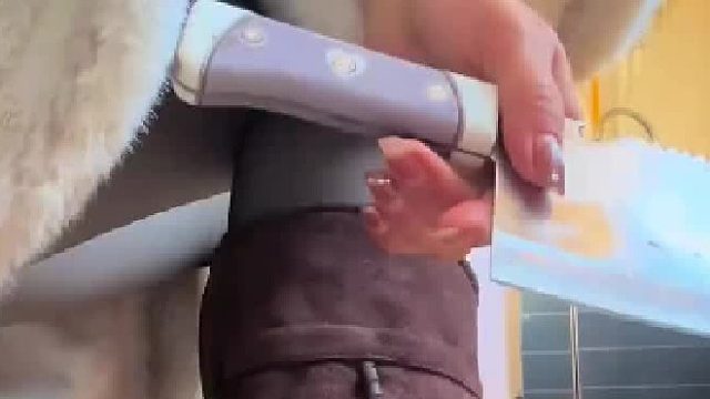 直接用刀切掉，你穿之前没看使用说明吗？