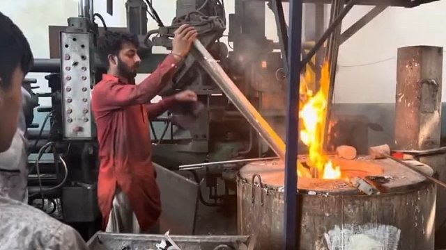 巴基斯坦师傅在简陋作坊内加工制作摩托车轮毂全过程