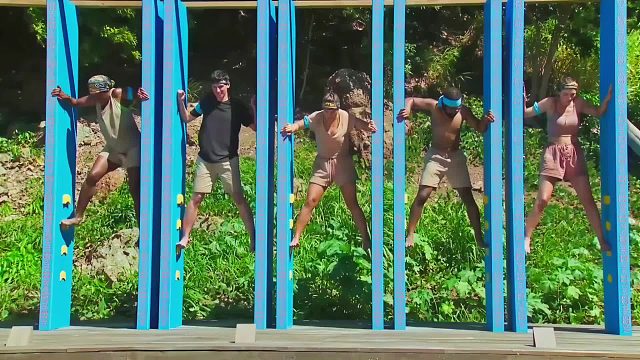 极限耐力挑战赛，只需脚踩卡扣不掉下，5万美刀就能抱回家