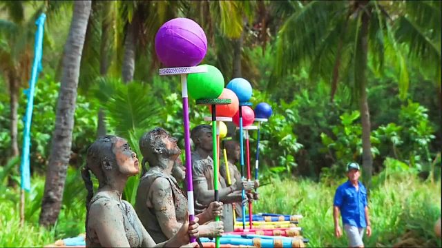 平衡挑战，只要举着棍子圆球不掉下，1万美刀的大奖就能抱回家