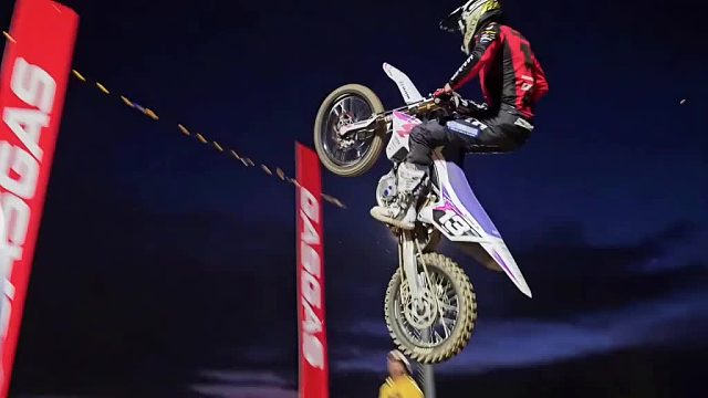 摩托车跳高比赛，尺杆高度直冲五米，通关自动解锁算你狠名号