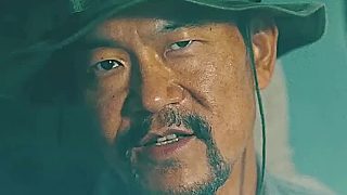 這個(gè)單位的老板太豪橫，直接用金子給工人發(fā)工資