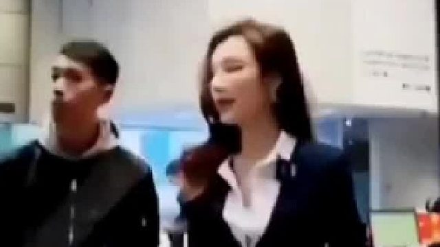 保时捷女销售突掀后备箱，竟藏玄机？