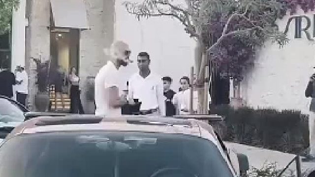 富豪的“钞能力”：小费多到服务员不敢相信